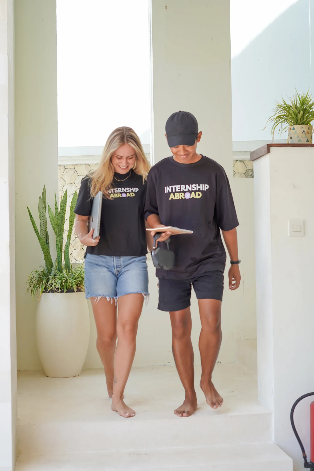 Čeští vysokoškolští studenti kráčející spolu v zahraničí, nadšení ze své mezinárodní stáže