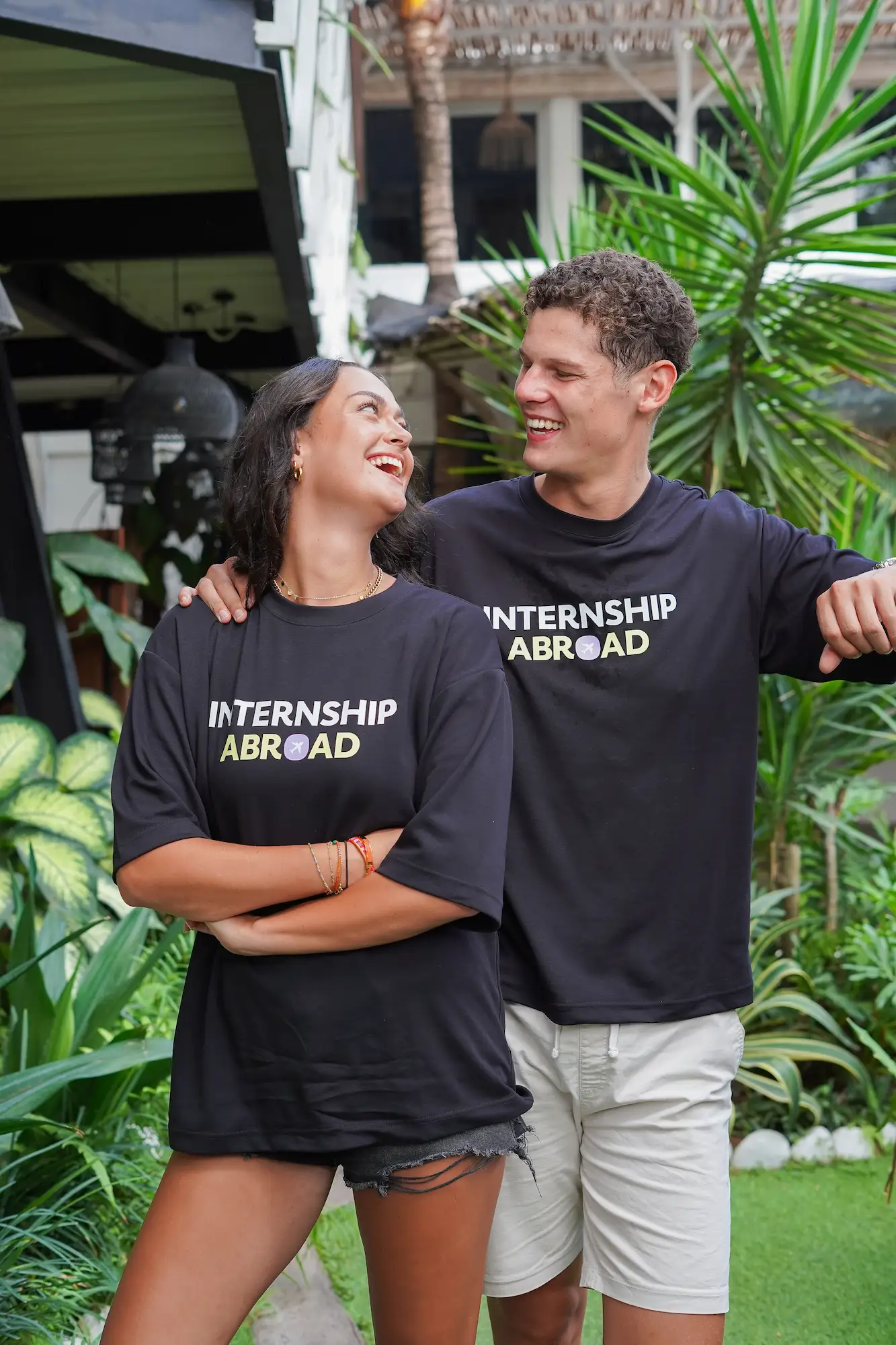 Členové týmu Stáž v Zahraničí v tropickém prostředí ve firemních tričkách